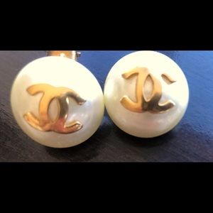 ❌SOLD❌ Vintage 90’s AUTHENTIC CHANEL Pearl & Gold CC logo Dome Disc earrings.